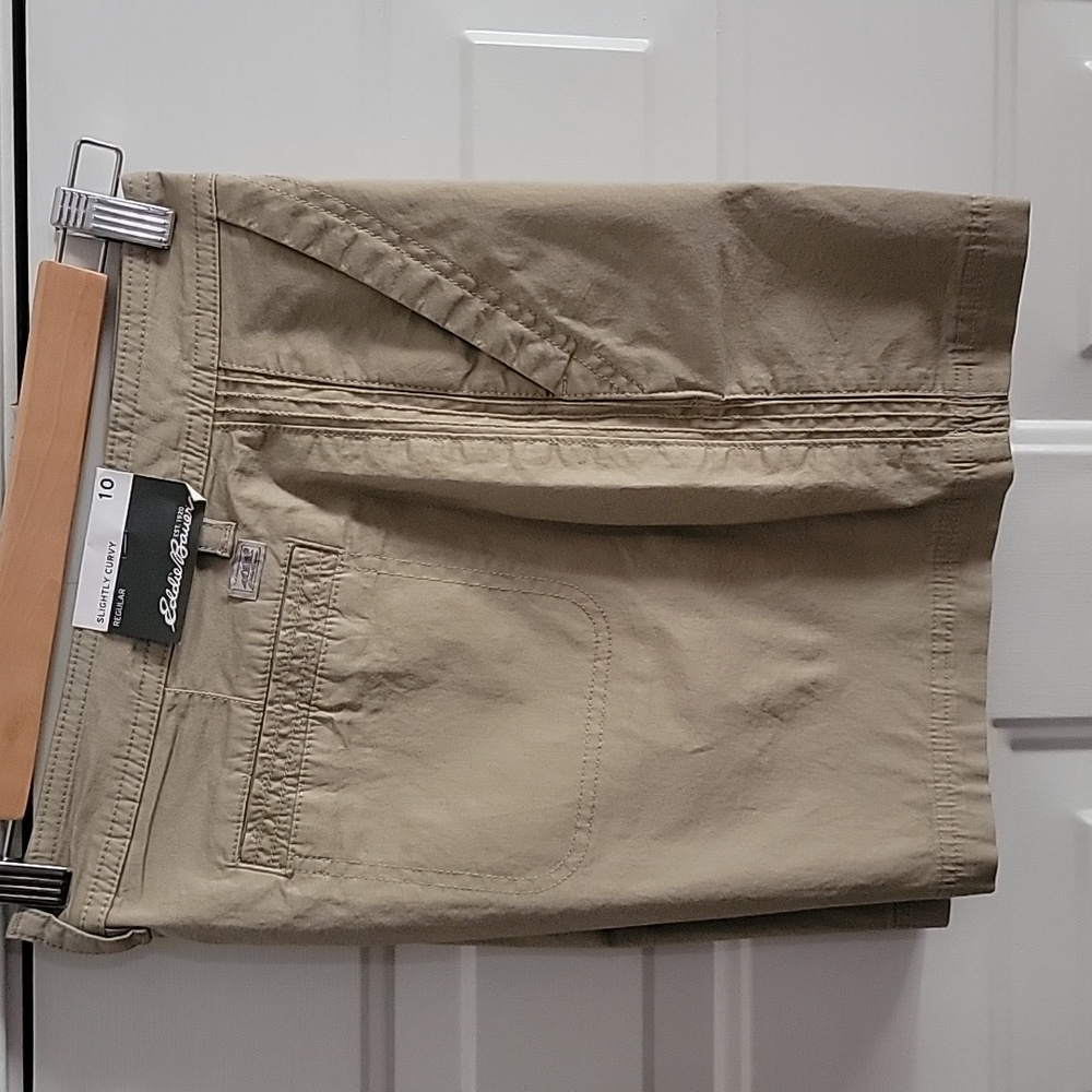 Womens Eddie Bauer Aspire Chino short, New with tags, Size 10, 2% Spandex/cotton